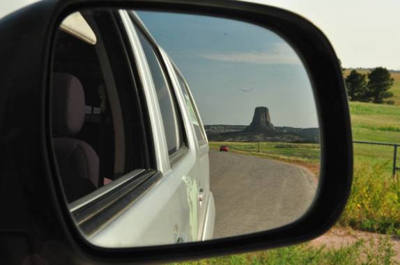 A Devil's Tower fica no retrovisor da Fiona, em Wyoming, nos Estados Unidos